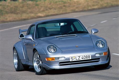 Porsche 911 GT2 (993) s charakteristickým dvouplošným křídlem