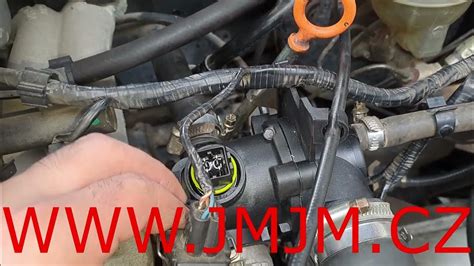 Schéma zobrazující umístění snímače tlaku oleje na motoru Škoda Felicia