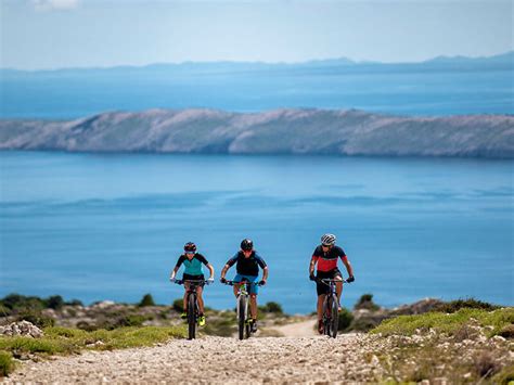 Cyklista projíždějící krásnou přírodou ostrova Rab s výhledem na moře.