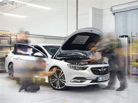 autorizovaný servis Opel - pracovníci u vozu
