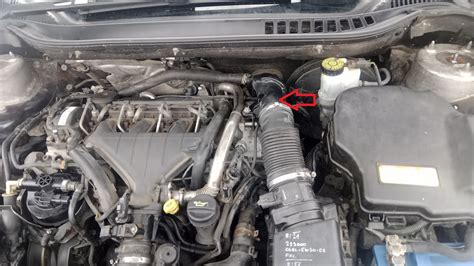 Detailní pohled na umístění regulátoru tlaku paliva v motorovém prostoru Citroen C5