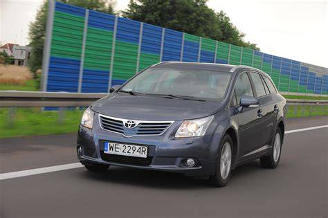 Infografika: Rozdíly mezi verzemi motorů 2.0 D-4D a 2.2 D-4D v Avensis