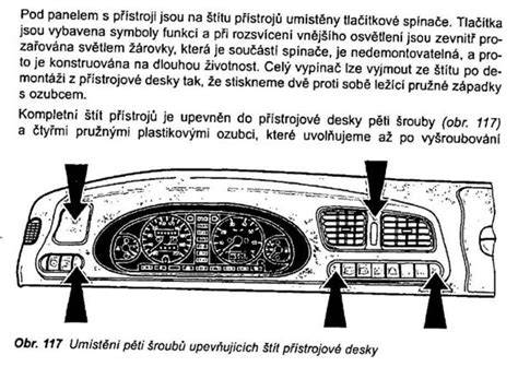 Obrázek znázorňující demontáž palubní desky s vyznačením šroubů a náhonu tachometru