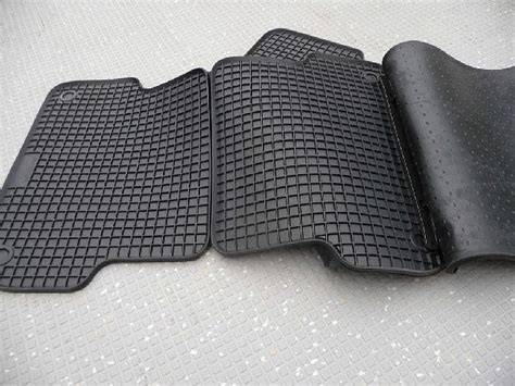 Detailní pohled na přesné lícování gumových koberců v interiéru Audi A6 Avant