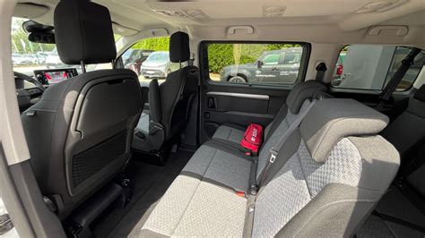 Interiér vozu Toyota Proace Verso s akcentem na prostornost a pohodlná sedadla.