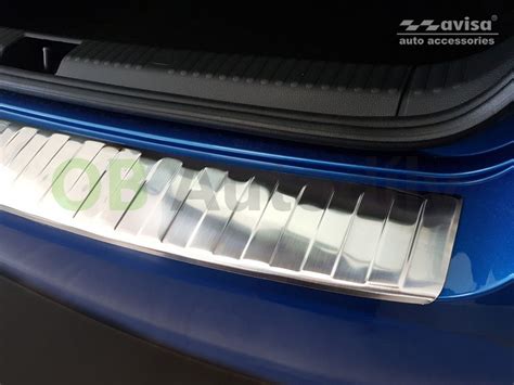 Detailní pohled na kryt zadního nárazníku ve stříbrné barvě