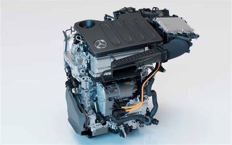 Infografika: Porovnání verzí Mokky (benzin, hybrid, elektromotor) a klíčových parametrů
