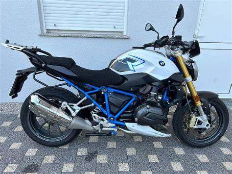 Infografika: srovnání konfigurací kol a výfukových variant BMW R1200R LC a R1200RS