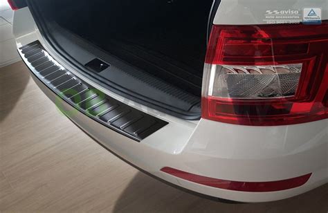Detailní záběr na nalepenou ochrannou fólii zadního nárazníku