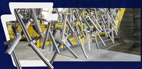 Infografika porovnávající různé typy povrchových úprav výfuků.