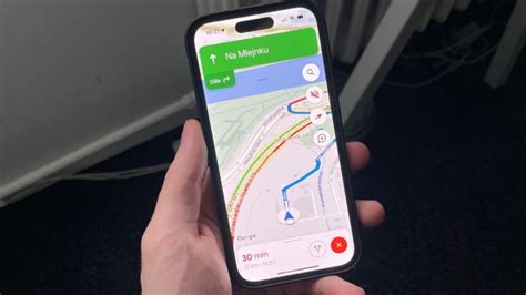 Ukázka rozhraní navigace a Google Maps v systému COMAND Online