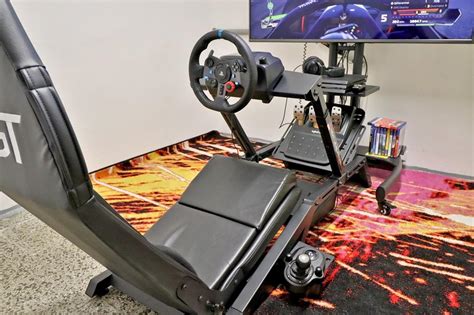 Ilustrace hráče používajícího herní volant s pedály.