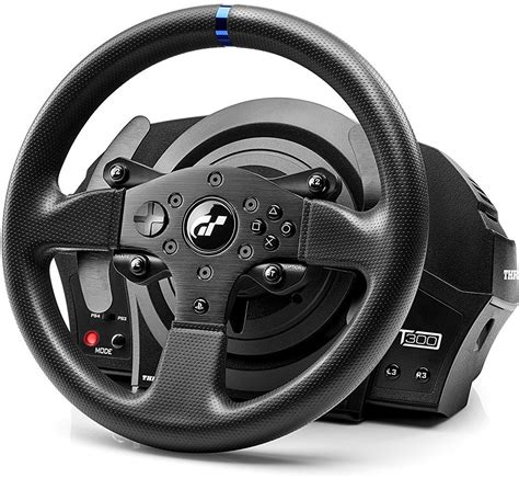 Fotografie volantu Thrustmaster T300 RS GT Edition s připojenými pedály.