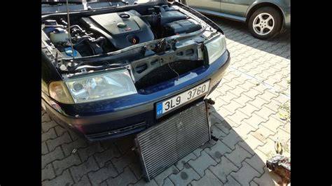 Obrázek ukazující uspořádání chladiče vody v motorovém prostoru Audi A6 C5