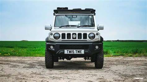 Obrázek: Suzuki Jimny v terénu se střídáním terénních podmínek a technickými detaily podvozku
