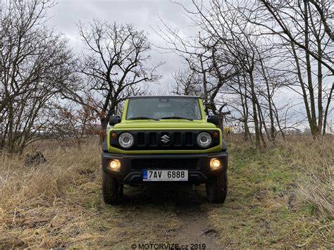 Fotografie z terénní zkoušky Jimny v klubu Milovice, ukazující jízdní schopnosti a techniku
