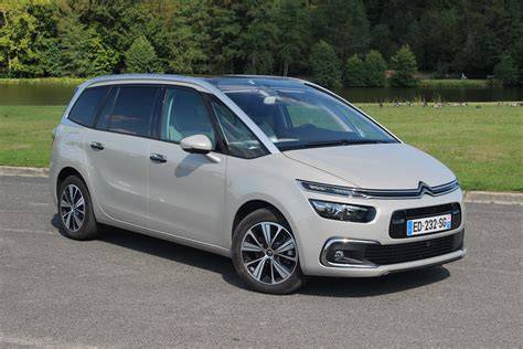 Infografika: Srovnání kapacit palivových nádrží a dojezdů pro verze Citroën C4 Picasso Grand