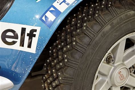 Detailní záběr na povrch pneumatiky vozu Alpine A110 s hřeby pro etrémní úseky horských rallye.