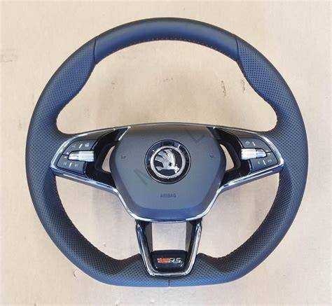 Multifunkční volant Škoda Octavia III - pohled na tlačítka a lištu