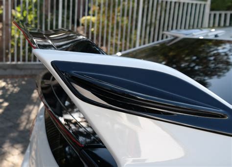 Detailní pohled na materiál spoileru z plastu ABS