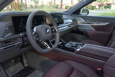 Interiér BMW řady 7 s displejem a voličem jízdních režimů