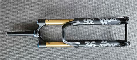 Obrazový plán: schéma podvozku, rozmístění tlumičů Fox Racing Shox 3.0 a rozsah roztahování