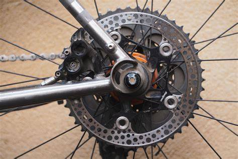 Obrázek znázorňující kompatibilitu HOPE All-conditions destiček s různými třmeny HOPE (E4, RX4+ SL, RX4+, RX4-Shimano, M4).