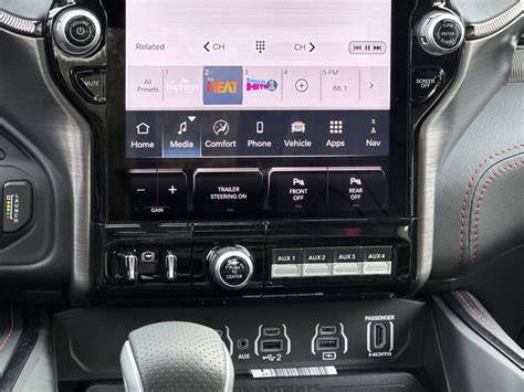 Obrázek: Detaily interiéru UConnect 5 a 12,3