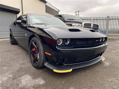 Infografika: Srovnání charakteristik Dodge Ram a Challenger