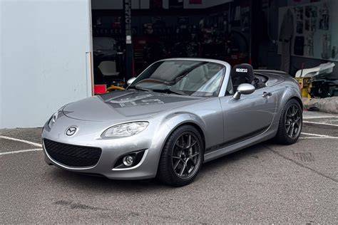 Infografika: Základní specifikace Mazda MX-5 NC (rok, motor, výkon, převodovka, pohon)