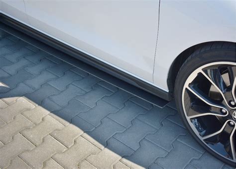 Detailní pohled na materiál a povrchovou úpravu bočních prahů