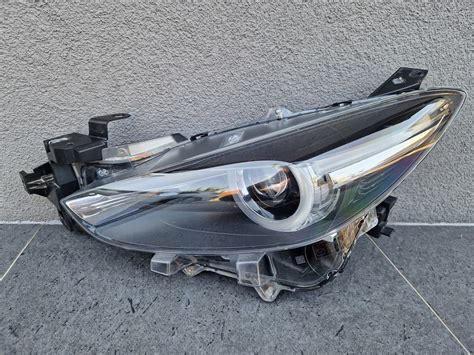 Detailní záběr na přední spoiler a prahy pro Mazdu 3