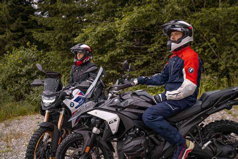 Kolekce BMW Motorrad 2026: bundy, pláště a doplňky