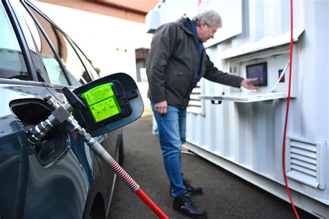 Infografika znázorňující skladbu pohonu Sprinter 516CDi na CNG, rozložení nádrží a možnosti palivových režimů