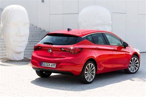 Infografika: Schéma interiéru Opel Astra K a typických motorových konfigurací