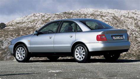 Infografika: Porovnání spotřeby Audi A4 2.0 TDI a srovnatelných konkurenčních modelů