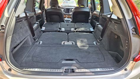 Objem kufru Volvo XC90 s různě sklopenými sedadly