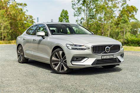 Ilustrace: Demontáž prahových listů Volvo S60 a související komponenty (hagusy, lišty, plastové upevnění)
