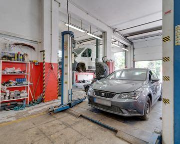 Ilustrační foto autoservisu s moderním vybavením