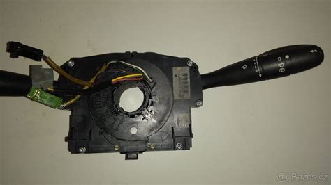 Detail mechanismu ovládání klapek ventilátoru pod volantem s vyznačenou částí pro aplikaci maziva