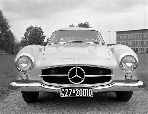 Slonovinový taxi Mercedes s hvězdou na kapotě v ulicích německého města