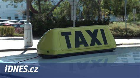 Interior přestavěného vozidla pro taxi: taxametr, radiostanice, označení