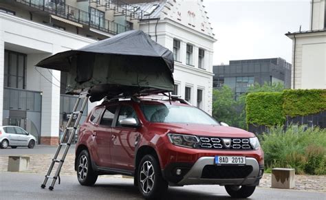 Ilustrace autostanu rozloženého na střeše automobilu