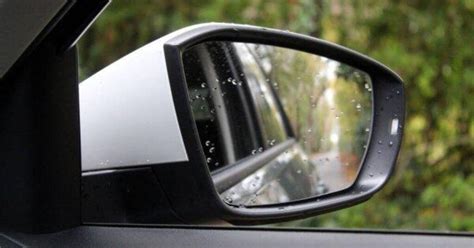 Detailní pohled na boční zpětné zrcátko automobilu