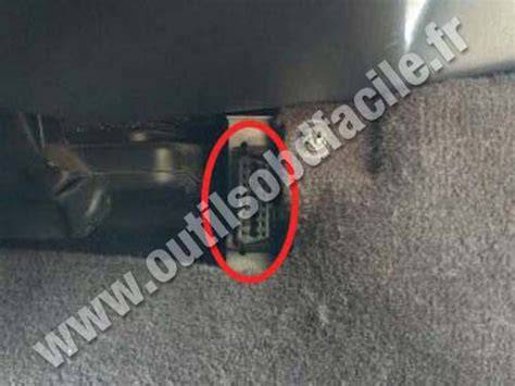 Schéma umístění OBD portu ve Volvo V40 (1995-2004)