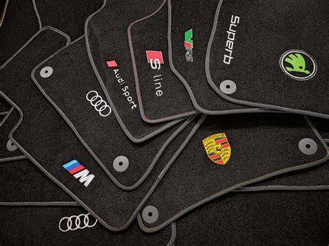 Ilustrace různých typů textilních autokoberců s barevnými variantami