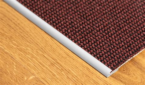 Detailní záběr na zesílenou část koberce u pedálů řidiče