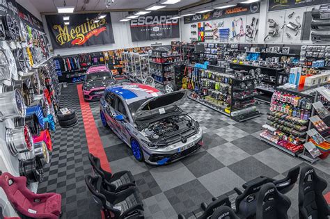 Showroom Escape6 - více než 400 m2 plné tuning částí