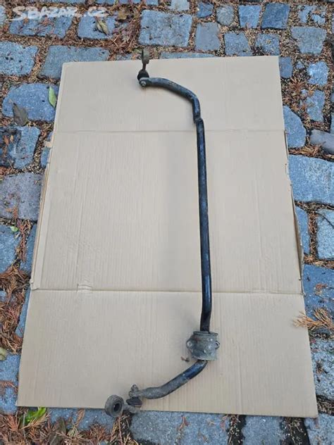 Detailní pohled na přední stabilizační tyčku Nissan Qashqai