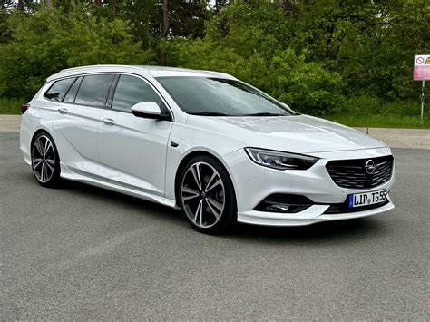 Ilustrace Opel Insignia Combi s namontovanými střešními příčníky